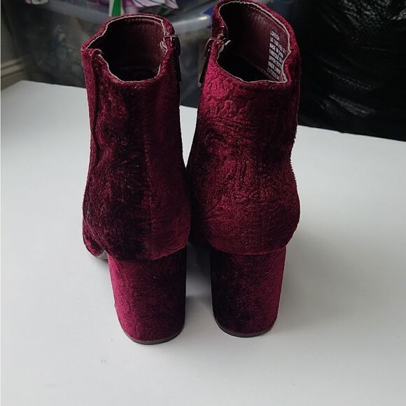 FloralāWomen'sāRedĀ AnkleāBootiesāSizeā7 - Picture 3 of 10